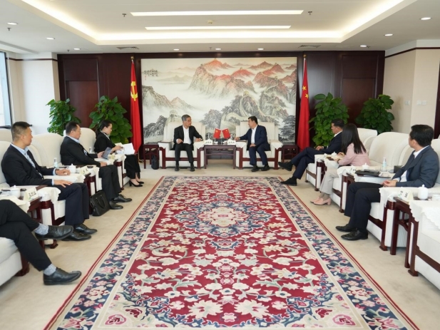 白忠泉董事長與全國政協(xié)副主席、共享基金會主席梁振英會談